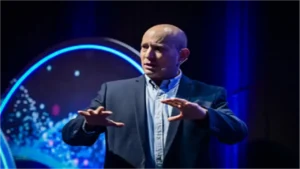 تفاصيل عملية «الأخطبوط».. كيف اخترق إيرانيون هاتف رئيس وزراء إسرائيل السابق بينيت؟